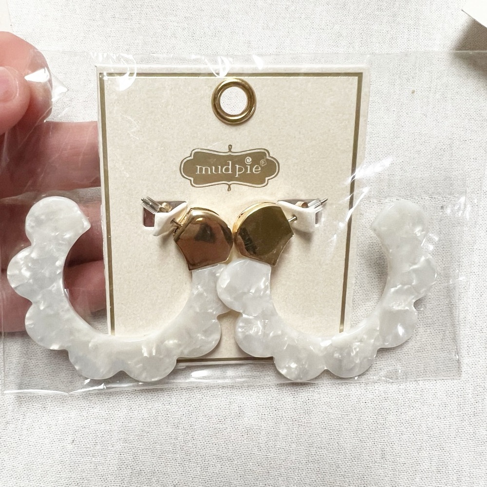 Mud Pie Scalloped Resin Pearlescent Gold Hoop Earrings 2”